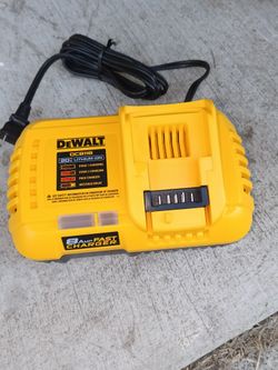 DEWALT
20V MAX / 60V MAX FLEXVOLT Lithium-Ion Fan Cooled Fast Battery Charger