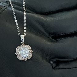 Gorgeous Vintage Rhinestone Necklace- 18” Chain