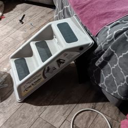 Pet Steps 4 Couch Like New REDUCED To $10