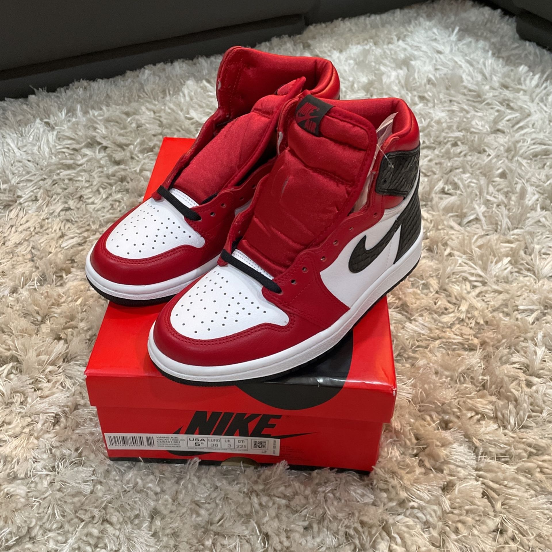 Jordan 1 Retro high Satin Snake Chicago Size 5.5W (new)