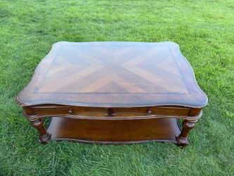 Traditional wood Coffe Table with Lower Shelf