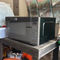 BRAND NEW MICROWAVE 