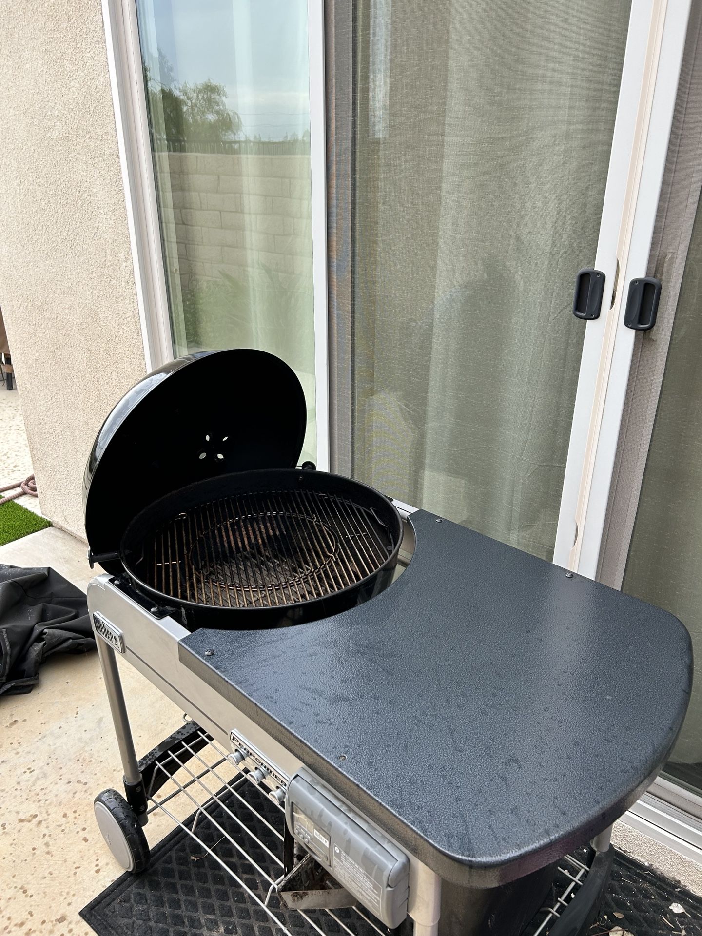 Performer Premium Charcoal Grill 22