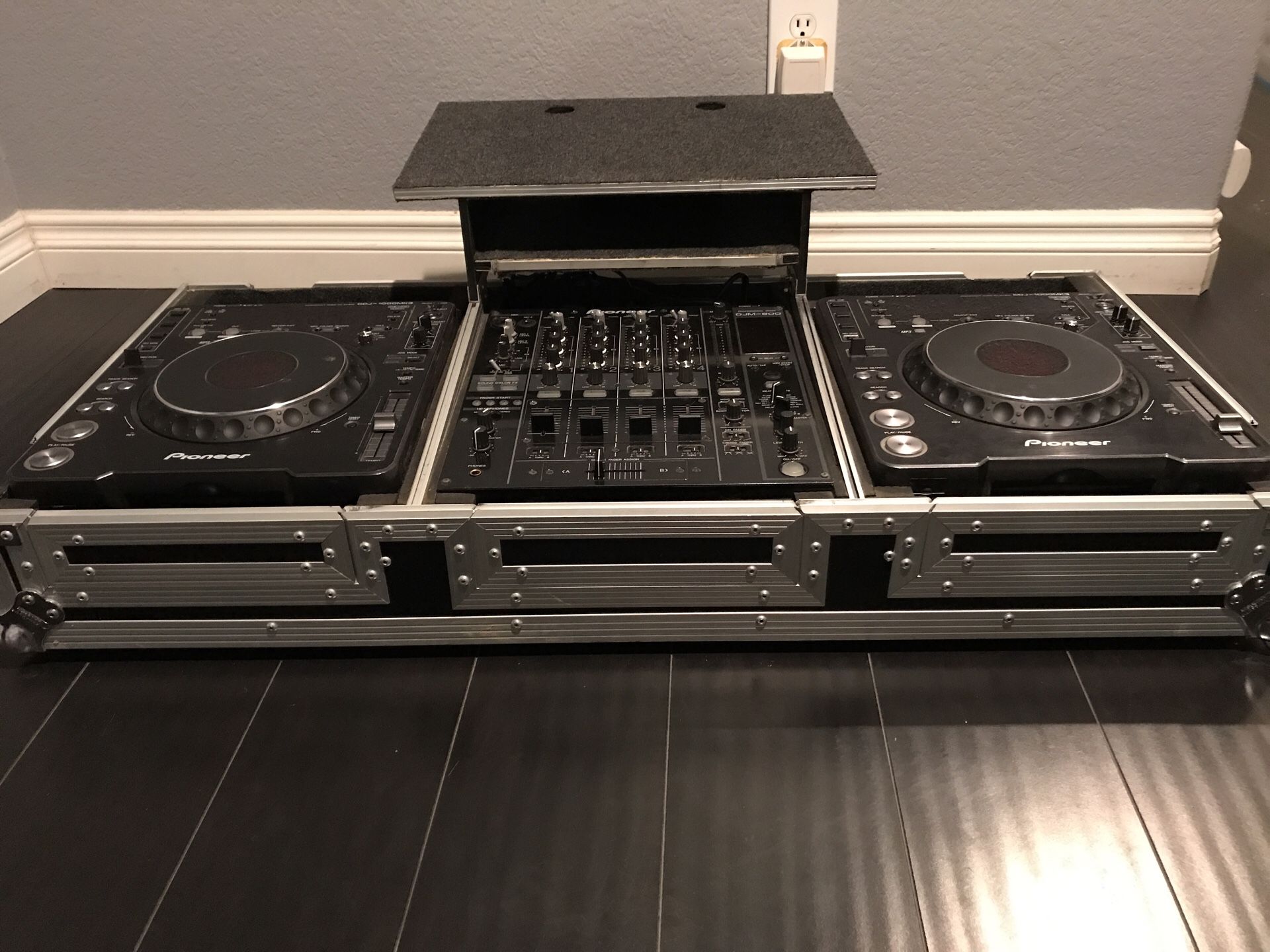 Pioneer DJ CDJ 1000 MK3 and DDJ 800
