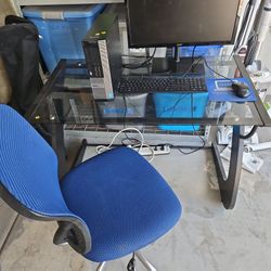 Optiplex 9020 desktop computer with Desk, Chair, keyboard, mouse and monitor 