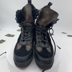 Louis Vuitton Laureate Black Monogram Platform Desert Boots (Size 8) ( H 🐝)