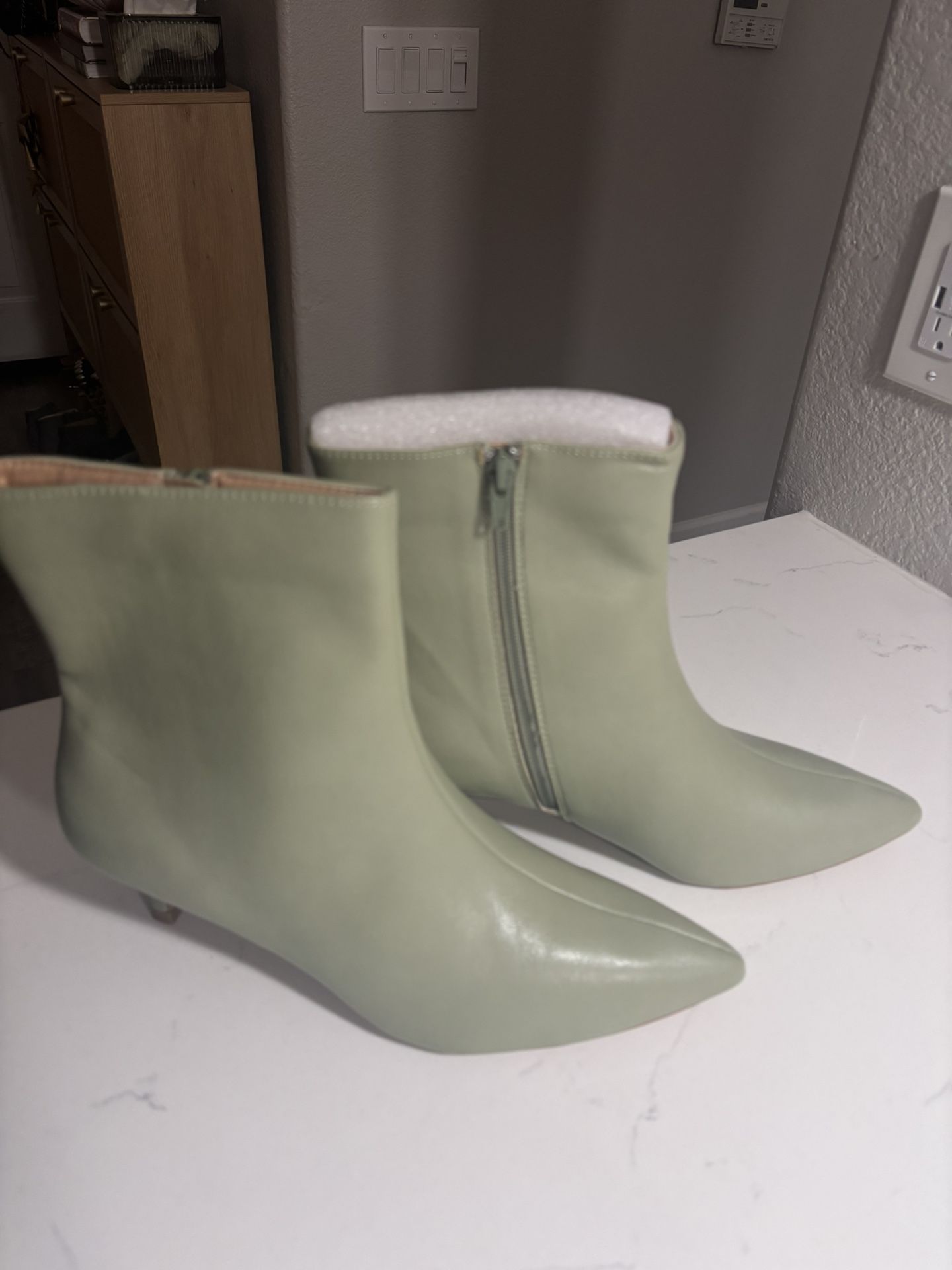 Pointed Toe Low Heel Bootie Pale Green Size 10