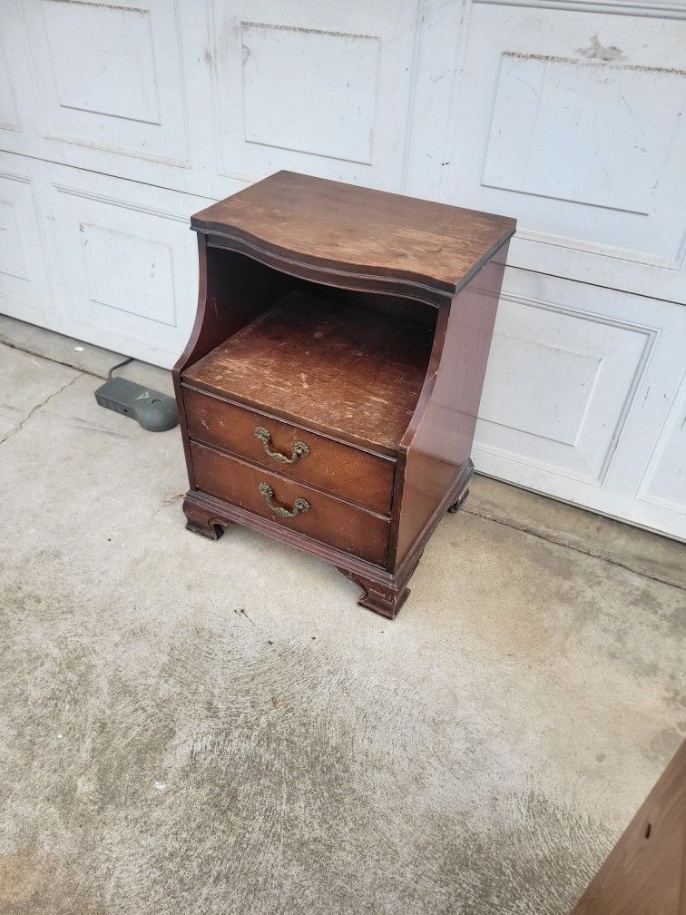 Antique Bassett Side Table!