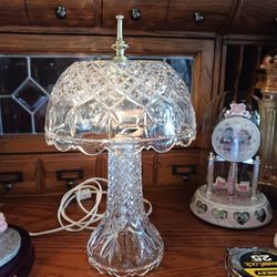  BEAUTIFUL  VINTAGE GLASS  OR CRYSTAL  TABLE LAMP  NO CHIPS OR CRACKS 1