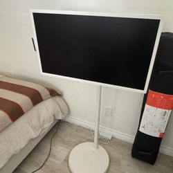 Mobile Smart TV / Portable Monitor / 32-inch 1080p