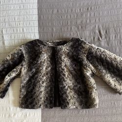 Chelsea & Theodore faux fur cape