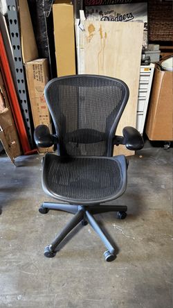 Herman Miller Aeron Chair – Black/Graphite & Black/Onyx