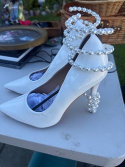 Size 9 Beautiful white shoes with pearls asking 25
