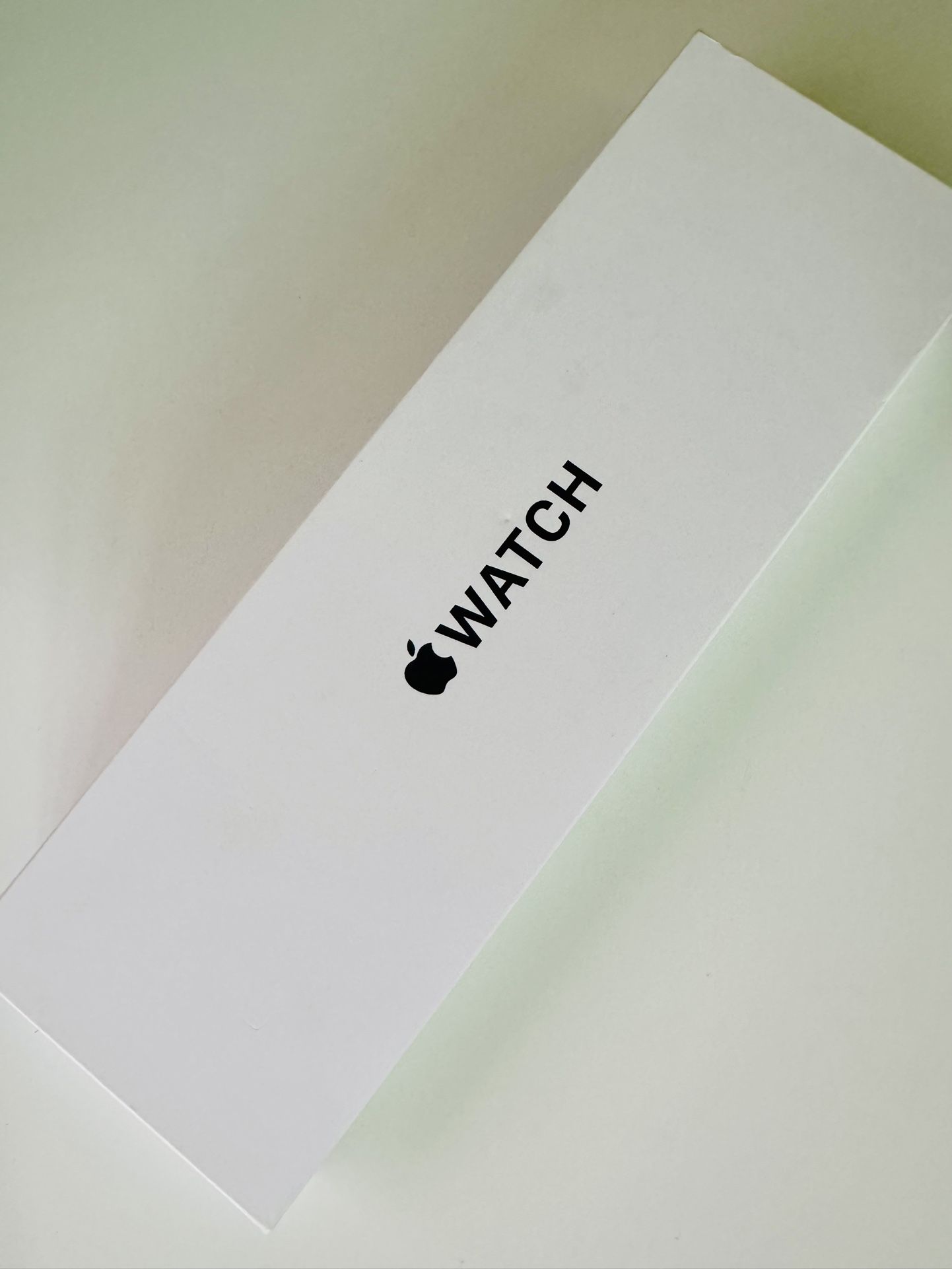 Apple Watch SE 2nd Gen (newest Model) 40mm GPS , Starlight! Unopened Factory Sealed