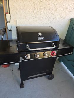 BBQ GIRL BY Dyna-Glo very good condition very clean everything works fine