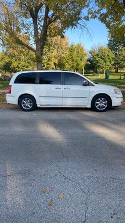Chrysler Town & Country Minivan