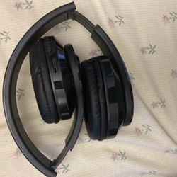BLACK HEADPHONES