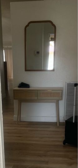 Entry table with mirror
