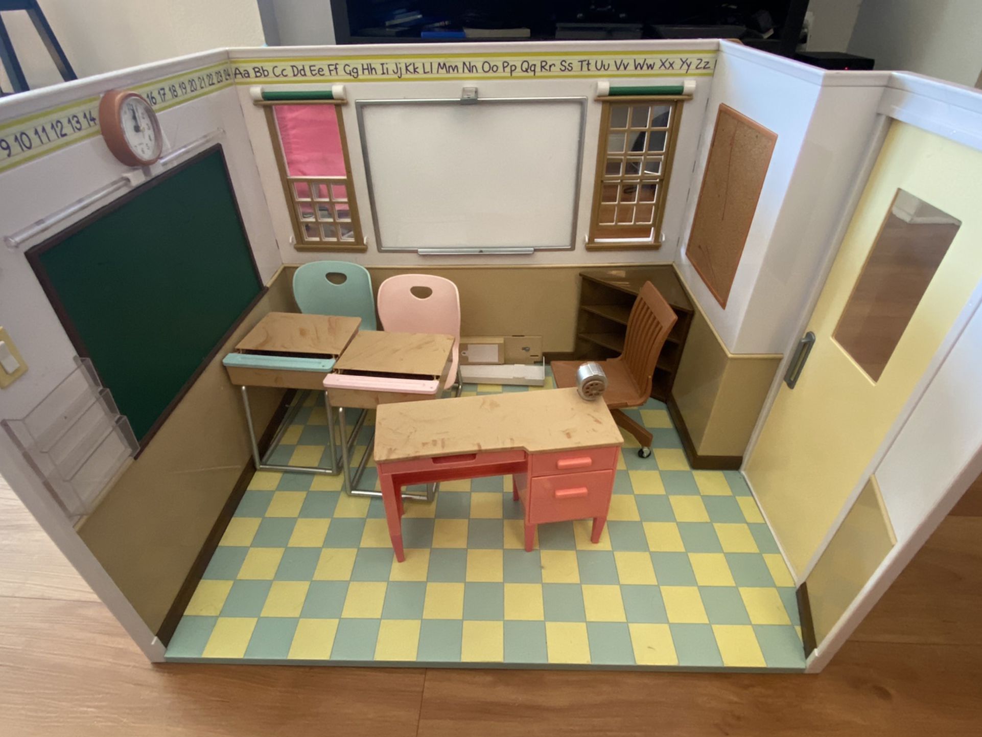 Our generation / American Girl Doll School Set .FREE
