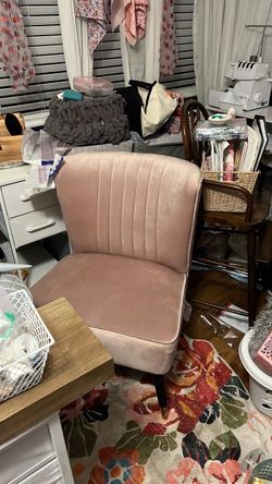 Brand New Roundhill Furniture Elon Pink Velvet Accent Chair