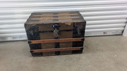 Antique steamer chest.  Free delivery 👍