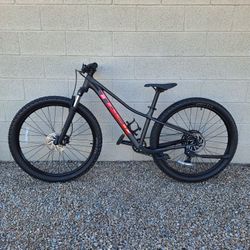 TREK MARLIN 5 GEN 3 MOUNTAIN BIKE 27.5 INCH 1 X 9 SPEED LIKE NEW ( CHECK MY OTHER BIKES)