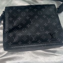 Louis Vuitton Messenger Bag 100% Authentic 