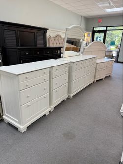 Queen bedroom set (FREE 24H DELIVERY AND SETUP)