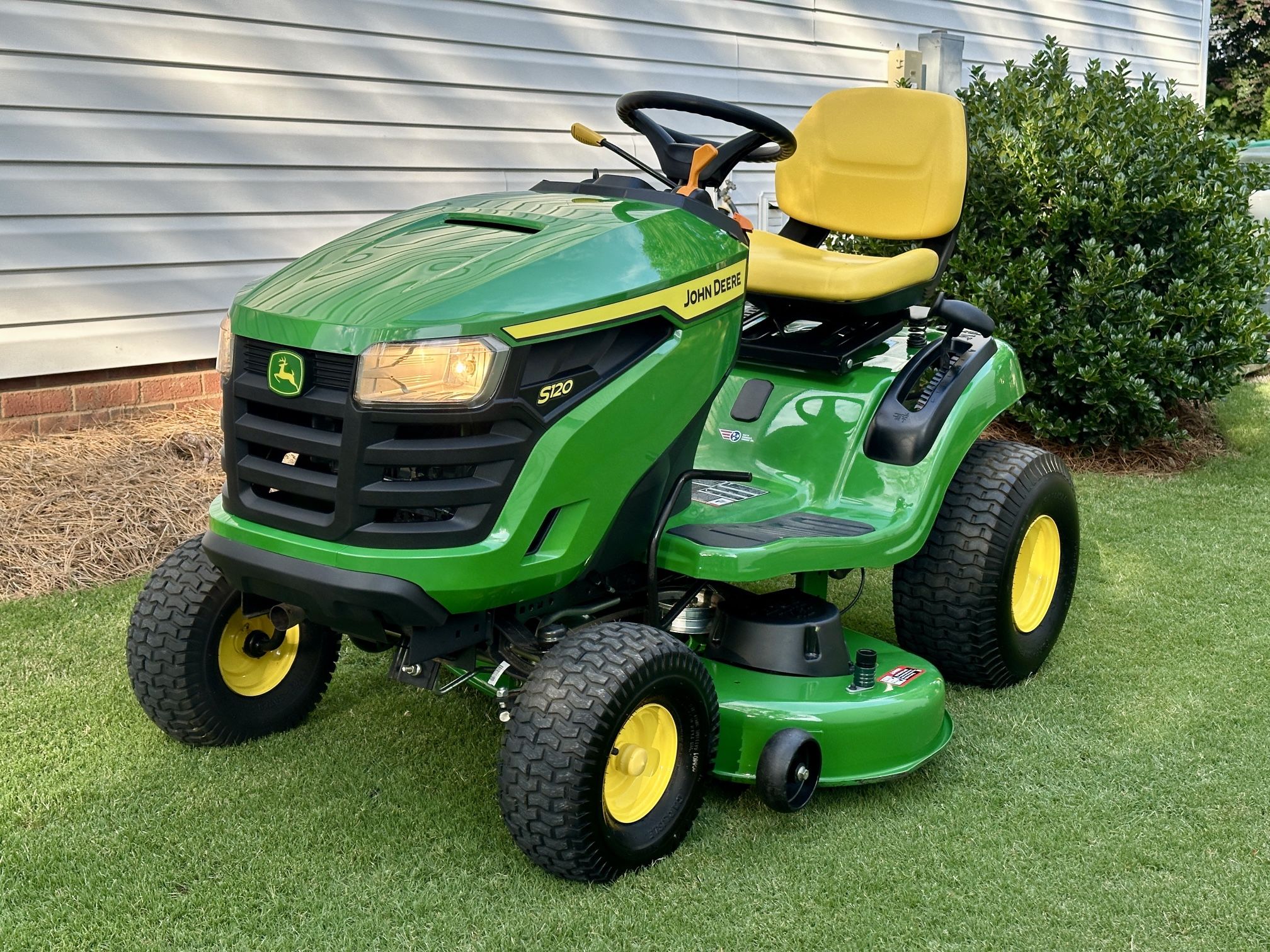 Used John Deere S120 42 in. 22 HP V-Twin Gas Hydrostatic Riding Lawn Mower