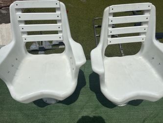 Pair of Molded White Plastic Boat Seats / Helm Chairs with Pedestals(read descripción for details)
