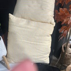 4 Decor Pillows