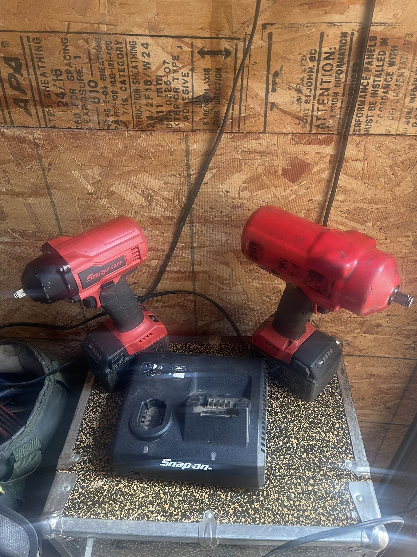 Snapon Impacks3/8 And1/2 And Battery Charger