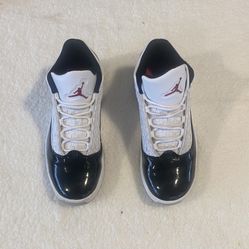 Air Jordan Max Aura 2 White Gym Red Size 8.5