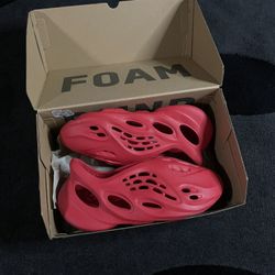 Yzy Foam RNNR “Vermillion”