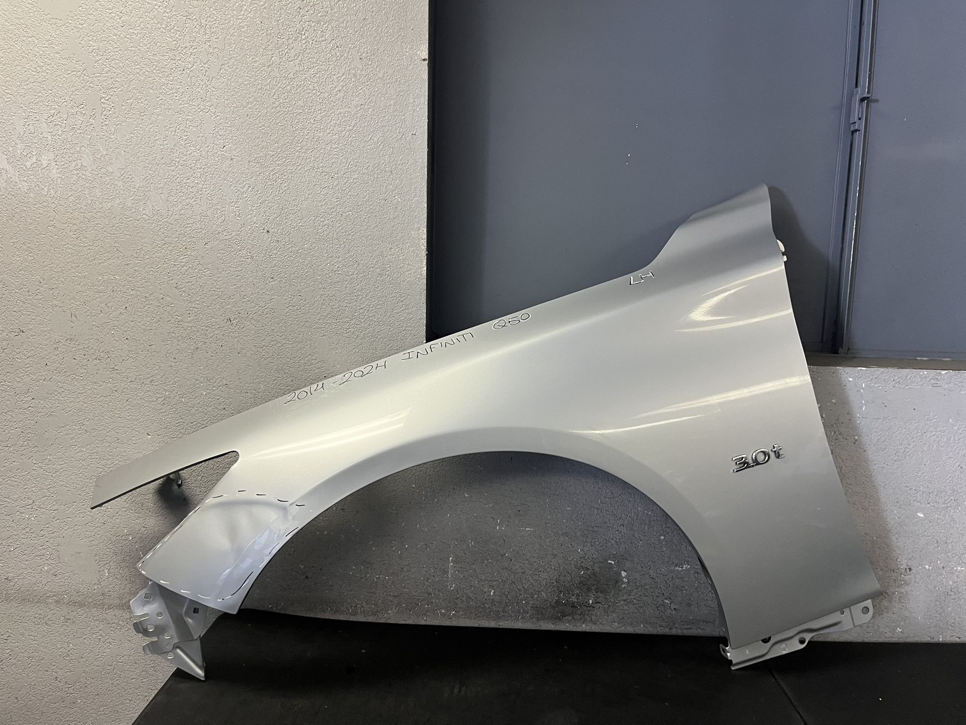 2014-2015-2016-2017-2018-2019-2020-2021-2022-2023-2024 INIFINITI Q50 LEFT FENDER OEM USED