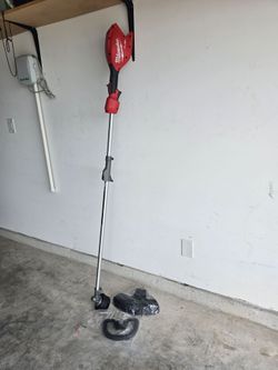 🔥$120 FIRM PRICE 🔥 Milwaukee
M18 FUEL 18V 16 in. Brushless String Trimmer with QUIK-LOK Attachment Capability (Tool-Only)