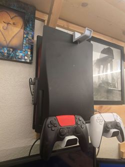 PS5 Disc Edition, 2 Controllers, Wall Mount, Charger Base