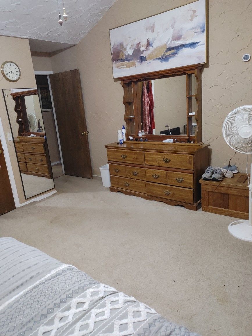 WOOD BEDROOM DRESSER AND MIRROR