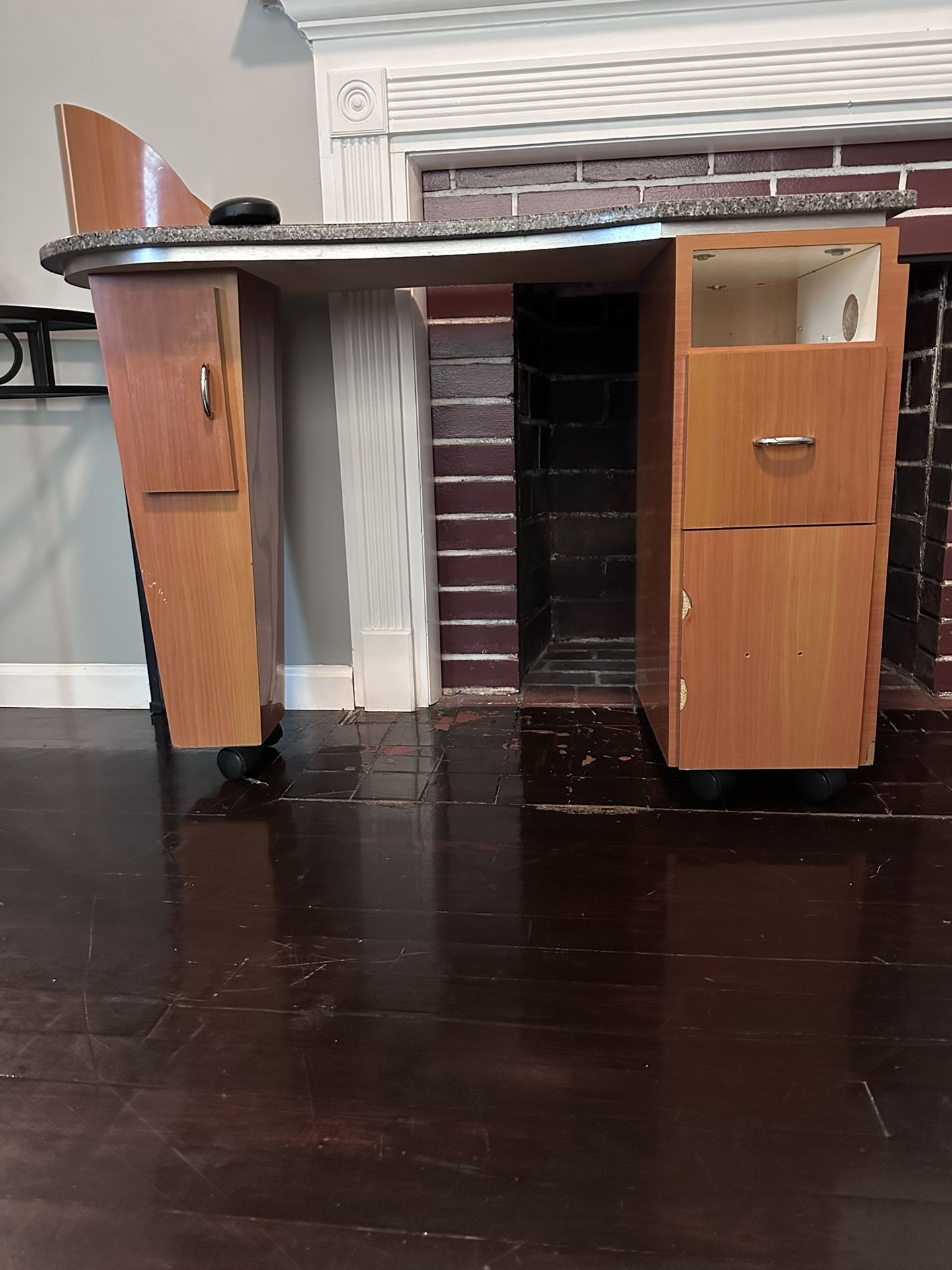 Nail table 