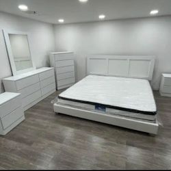 Bedroom Set *** Sold Separately Too ****** Juego De Cuarto **** Se Puede Vender Por Separado ***