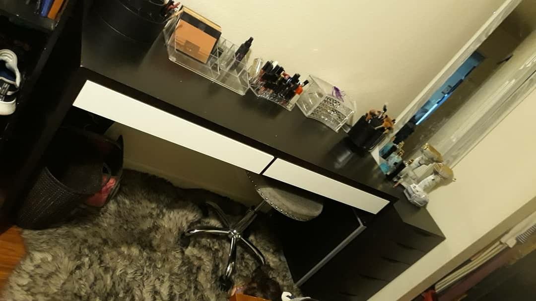 Vanity desk table