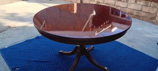 Round Table excellent condition