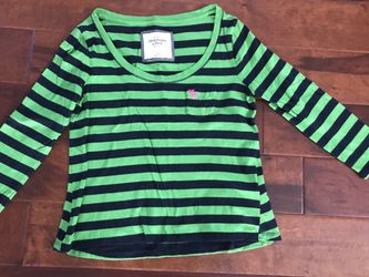 Cute scoopneck Abercrombie shirt size medium three-quarter sleeves