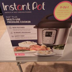 IlINSTANT POT MULTI USE PRESSURE COOKER 
