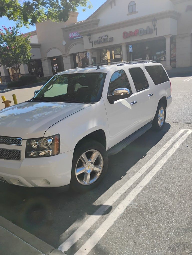 Chevy Suburban 4x4 128 000 Miles Clean Title 2013