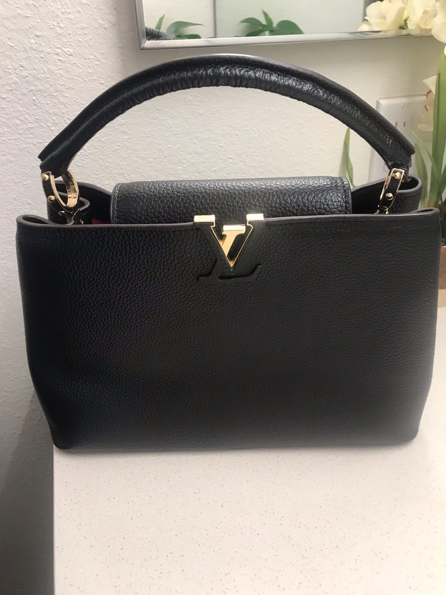 Loui Vuitton hand bag offer now