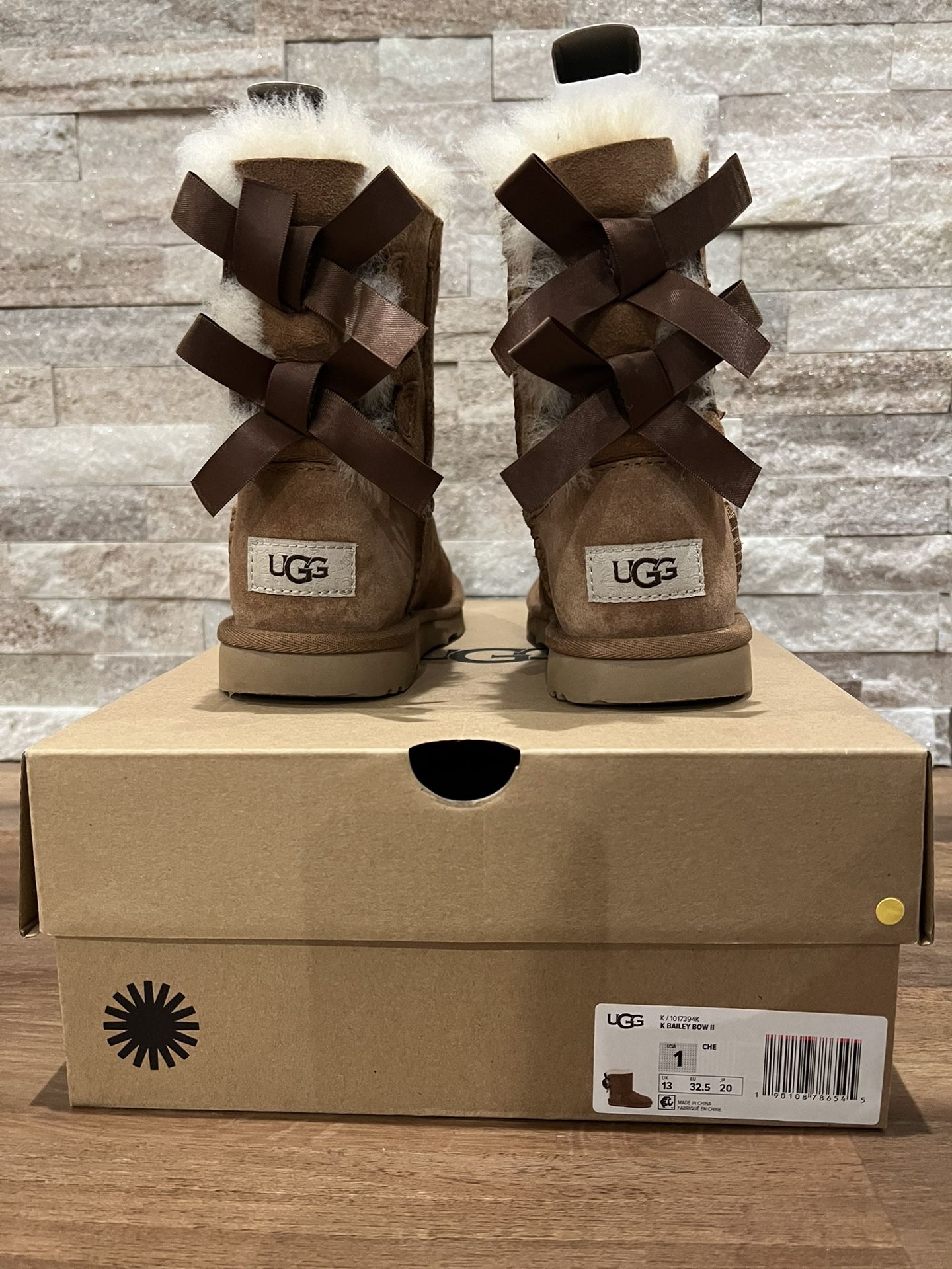 UGG Bailey Bow Girl Size 1