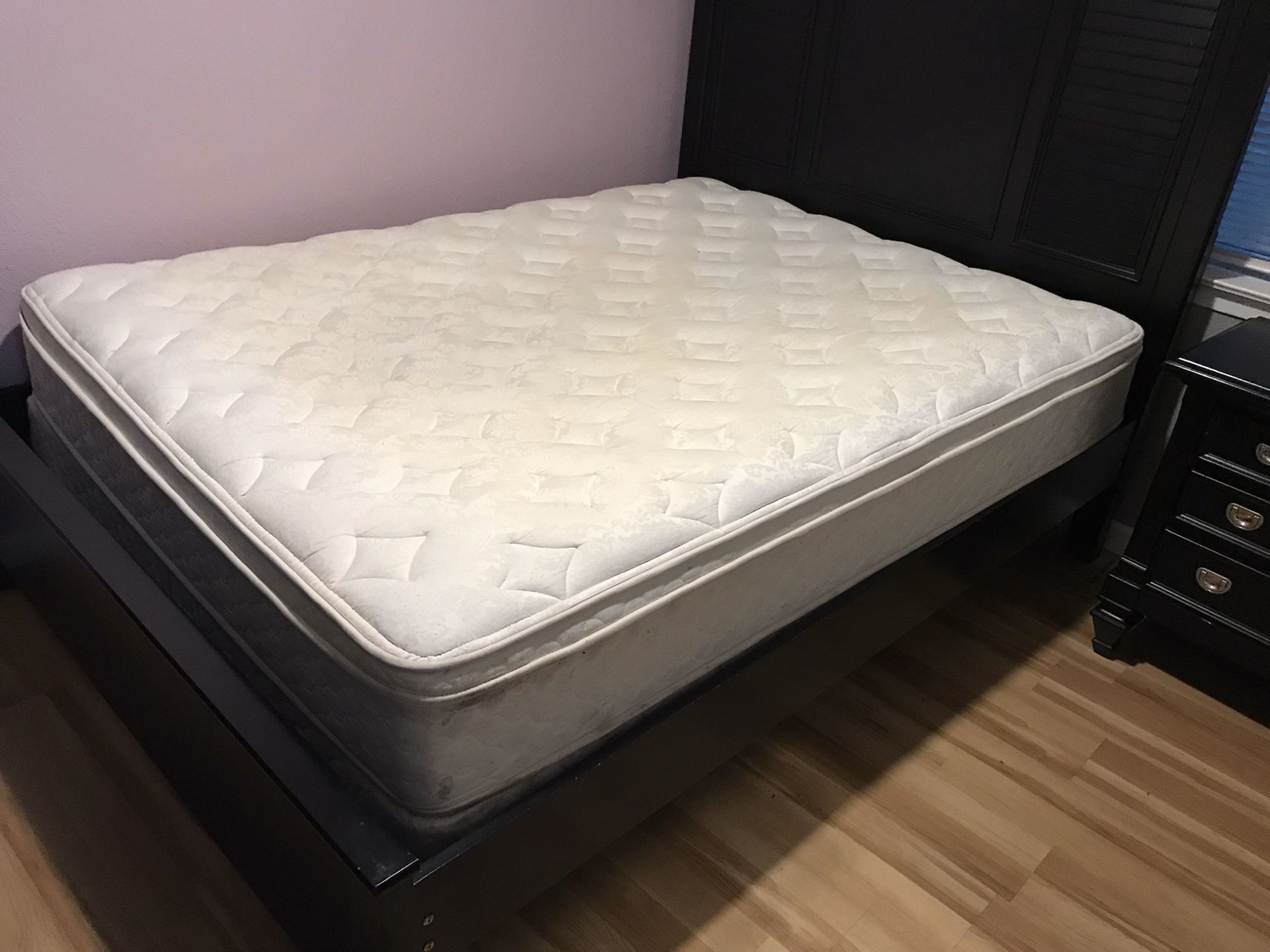 Belmar Queen bed from rooms to go, includes mattress.