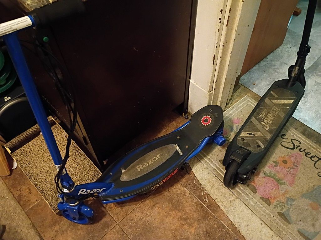 2 Power Scooter And 1 Charger And They Both Work