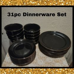 31PC DINNERWARE SET (SERVICE OF 8) (READ)
